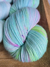 Lade das Bild in den Galerie-Viewer, Himmelsfunken  Velvet Touch, Fingering weight,100 Gramm, 400 Meter, mit Liebe handgefärbt.
