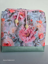 Lade das Bild in den Galerie-Viewer, Große Karo Bag, mit viel Liebe handgenäht, Modell Rosen, Pfingstrosen und Co.
