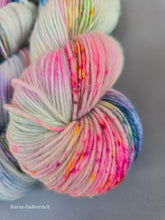 Lade das Bild in den Galerie-Viewer, Frau Küppers Oasis400 Velvet Touch, Fingering weight,100 Gramm, 400 Meter, mit Liebe handgefärbt.
