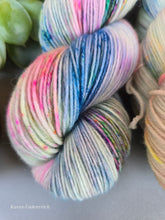 Lade das Bild in den Galerie-Viewer, Frau Küppers Oasis400 Velvet Touch, Fingering weight,100 Gramm, 400 Meter, mit Liebe handgefärbt.

