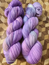 Lade das Bild in den Galerie-Viewer, Ra-schmunzel Oasis400 Velvet Touch, Fingering weight,100 Gramm, 400 Meter, mit Liebe handgefärbt.

