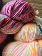 Lade das Bild in den Galerie-Viewer, Nimm was da ist!,engl. 75/25 superwash Socks Hi Twist, 2x 100 Gramm, 850 Meter, 1x Tynn Silk von Sandness + 1 MiniSkein Gratis
