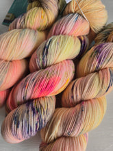 Lade das Bild in den Galerie-Viewer, Lachgummi  Velvet Touch, Fingering weight,100 Gramm, 400 Meter, mit Liebe handgefärbt.
