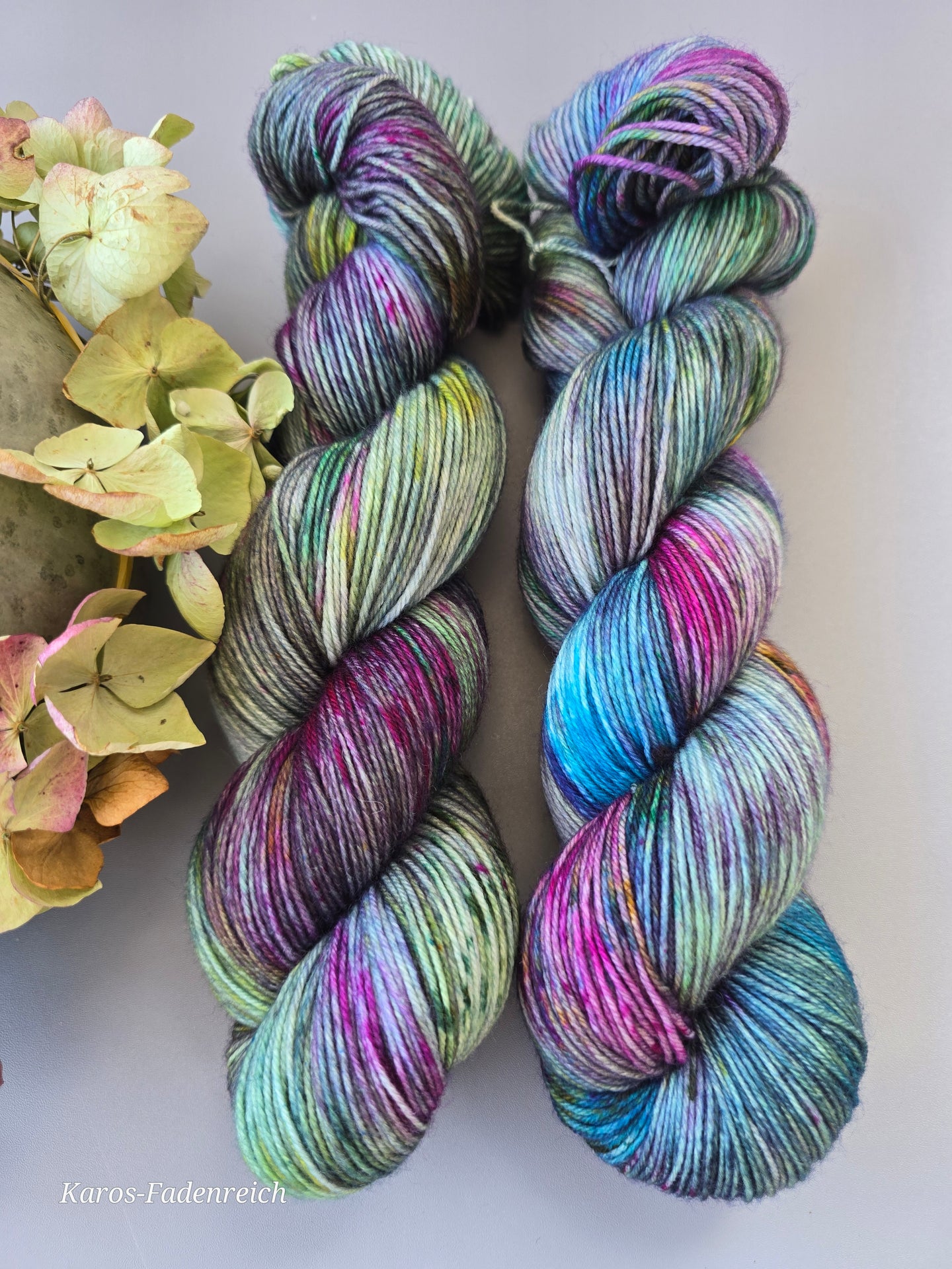 Weltenwende Oasis400 Velvet Touch, Fingering weight,100 Gramm, 400 Meter, mit Liebe handgefärbt.