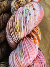 Lade das Bild in den Galerie-Viewer, Starbreeze Lufttänzer und Wolkenfreundin  Velvet Touch, Fingering weight,100 Gramm + MiniSkein 400 Meter + 80 Meter, mit Liebe handgefärbt. FARBE: Pfirsich
