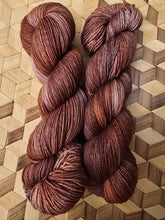 Lade das Bild in den Galerie-Viewer, Naturburschen ,  Velvet Touch, Fingering weight,100 Gramm, 400 Meter, mit Liebe handgefärbt. Revierförster
