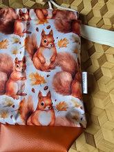 Lade das Bild in den Galerie-Viewer, Große Karo Bag, mit viel Liebe handgenäht, Modell: Eichhörnchen
