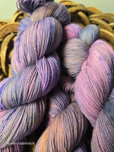 Lade das Bild in den Galerie-Viewer, Hesper, Lace Perlgarn, 100% Schurwolle/Merino
