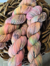 Lade das Bild in den Galerie-Viewer, Sternenstaub, Lace Perlgarn, 100% Schurwolle/Merino
