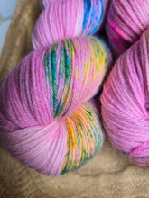 Lade das Bild in den Galerie-Viewer, Zauberbrause  Velvet Touch, Fingering weight,100 Gramm, 400 Meter, mit Liebe handgefärbt.
