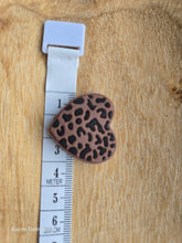 Lade das Bild in den Galerie-Viewer, Maschenstopper Stricknadelstopper 2 Herzen mit Animalprint
