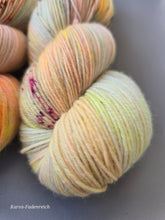Lade das Bild in den Galerie-Viewer, Dunkelgold Oasis400 Velvet Touch, Fingering weight,100 Gramm, 400 Meter, mit Liebe handgefärbt.
