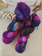 Lade das Bild in den Galerie-Viewer, Weihnachten, Christkindl's Zauber 2025 Oasis400 Velvet Touch, Fingering weight,100 Gramm, 400 Meter, mit Liebe handgefärbt.
