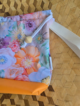 Lade das Bild in den Galerie-Viewer, Sonderpreis wegen Kulistrich am Boden,große Karo Bag, mit viel Liebe handgenäht, Modell: Blütenpracht, orangefarbener Boden

