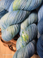 Lade das Bild in den Galerie-Viewer, Wellenwolf Oasis400 Velvet Touch, Fingering weight,100 Gramm, 400 Meter, mit Liebe handgefärbt.
