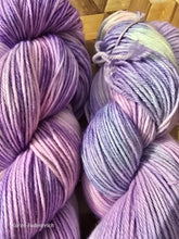 Lade das Bild in den Galerie-Viewer, Ra-schmunzel Oasis400 Velvet Touch, Fingering weight,100 Gramm, 400 Meter, mit Liebe handgefärbt.
