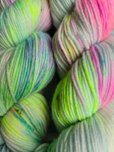 Lade das Bild in den Galerie-Viewer, Himmelsfunken Oasis400 Velvet Touch, Fingering weight,100 Gramm, 400 Meter, mit Liebe handgefärbt.
