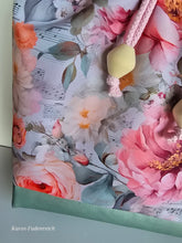 Lade das Bild in den Galerie-Viewer, Große Karo Bag, mit viel Liebe handgenäht, Modell Rosen, Pfingstrosen und Co.
