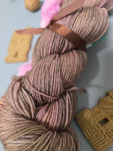 Lade das Bild in den Galerie-Viewer, Lebkuchen, Spekulatius und Co. 2025 Oasis400 Velvet Touch, Fingering weight mit MiniSkein 480 Meter, mit Liebe handgefärbt.
