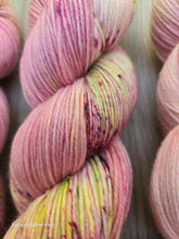 Lade das Bild in den Galerie-Viewer, Betty Boo Oasis400 Velvet Touch, Fingering weight,100 Gramm, 400 Meter, mit Liebe handgefärbt.
