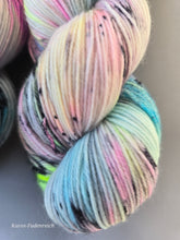 Lade das Bild in den Galerie-Viewer, Seelenzeit Oasis400 Velvet Touch, Fingering weight,100 Gramm, 400 Meter, mit Liebe handgefärbt.
