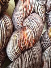 Lade das Bild in den Galerie-Viewer, Naturburschen ,  Velvet Touch, Fingering weight,100 Gramm, 400 Meter, mit Liebe handgefärbt. Farbe: Zauberzapfen

