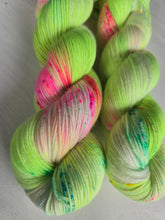 Lade das Bild in den Galerie-Viewer, Kariba Set Velvet Touch, Fingering weight,200 Gramm, 800 Meter, mit Liebe handgefärbt. FARBE: neon grün
