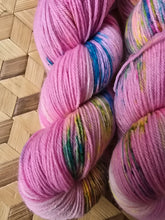 Lade das Bild in den Galerie-Viewer, Zauberbrause, Velvet Touch, Fingering weight,100 Gramm, 400 Meter, mit Liebe handgefärbt.
