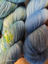 Lade das Bild in den Galerie-Viewer, Wellenwolf Oasis400 Velvet Touch, Fingering weight,100 Gramm, 400 Meter, mit Liebe handgefärbt.
