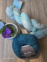 Lade das Bild in den Galerie-Viewer, Fleur Set #1, Balance und ProLana Seta Suri Set, Fingering weight,100 Gramm, 400 Meter,4 Knäuel Seta Suri.
