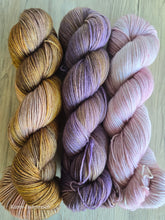 Lade das Bild in den Galerie-Viewer, Bao Bao Set Nummer 5, Oasis400 Velvet touch, Fingering weight,100 Gramm, 1200 Meter, mit Liebe handgefärbt.
