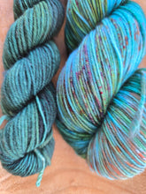 Lade das Bild in den Galerie-Viewer, Starbreeze Lufttänzer und Wolkenfreundin  Velvet Touch, Fingering weight,100 Gramm + MiniSkein 400 Meter + 80 Meter, mit Liebe handgefärbt. FARBE: Ozean
