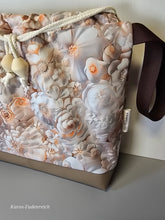 Lade das Bild in den Galerie-Viewer, Große Karo Bag, mit viel Liebe handgenäht, Modell White Flower

