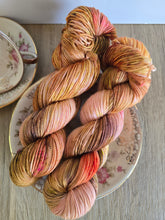 Lade das Bild in den Galerie-Viewer, Tagtraum Tabaco Velvet Touch, Fingering weight,100 Gramm, 400 Meter, mit Liebe handgefärbt.
