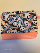 Lade das Bild in den Galerie-Viewer, Kleine Karo Bag mit viel Liebe handgenäht, Modell Panda
