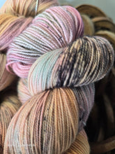 Lade das Bild in den Galerie-Viewer, Sternenstaub, Lace Perlgarn, 100% Schurwolle/Merino
