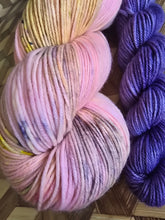 Lade das Bild in den Galerie-Viewer, BLÜTENZAUBER mit MiniSkein,  Velvet Touch, Fingering weight,100 Gramm, 400 Meter, mit Liebe handgefärbt. FARBE: Blütenzauber)
