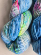 Lade das Bild in den Galerie-Viewer, Kariba Set Velvet Touch, Fingering weight,200 Gramm, 800 Meter, mit Liebe handgefärbt. FARBE: blau

