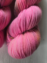 Lade das Bild in den Galerie-Viewer, Kariba Set Velvet Touch, Fingering weight,200 Gramm, 800 Meter, mit Liebe handgefärbt. FARBE: rosa pink Farbe ist viel mehr rosa!

