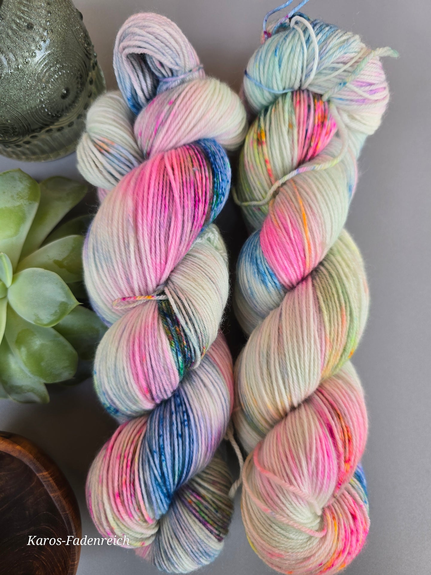 Frau Küppers Oasis400 Velvet Touch, Fingering weight,100 Gramm, 400 Meter, mit Liebe handgefärbt.