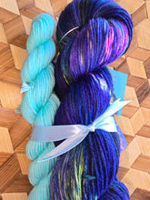 Lade das Bild in den Galerie-Viewer, Monatsfärbung Juli 2026 Zauberwald, Velvet Touch, Fingering weight, 100 Gramm, 400 Meter mit MiniSkein
