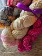 Lade das Bild in den Galerie-Viewer, Nimm was da ist!,engl. 75/25 superwash Socks Hi Twist, 2x 100 Gramm, 850 Meter, 1x Tynn Silk von Sandness + 1 MiniSkein Gratis
