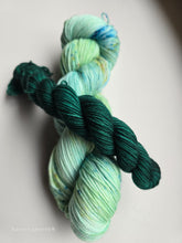 Lade das Bild in den Galerie-Viewer, Drachenreiter Set,  Liebe Oasis400 Velvet Touch, Fingering weight mit MiniSkein 480 Meter, mit Liebe handgefärbt.
