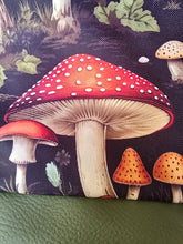 Lade das Bild in den Galerie-Viewer, Kleine Karo Bag mit viel Liebe handgenäht, Modell: Herbst Pilze
