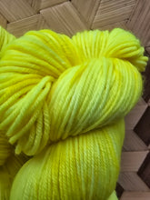 Lade das Bild in den Galerie-Viewer, Neonci,  Velvet Touch, Fingering weight,100 Gramm, 400 Meter, mit Liebe handgefärbt.
