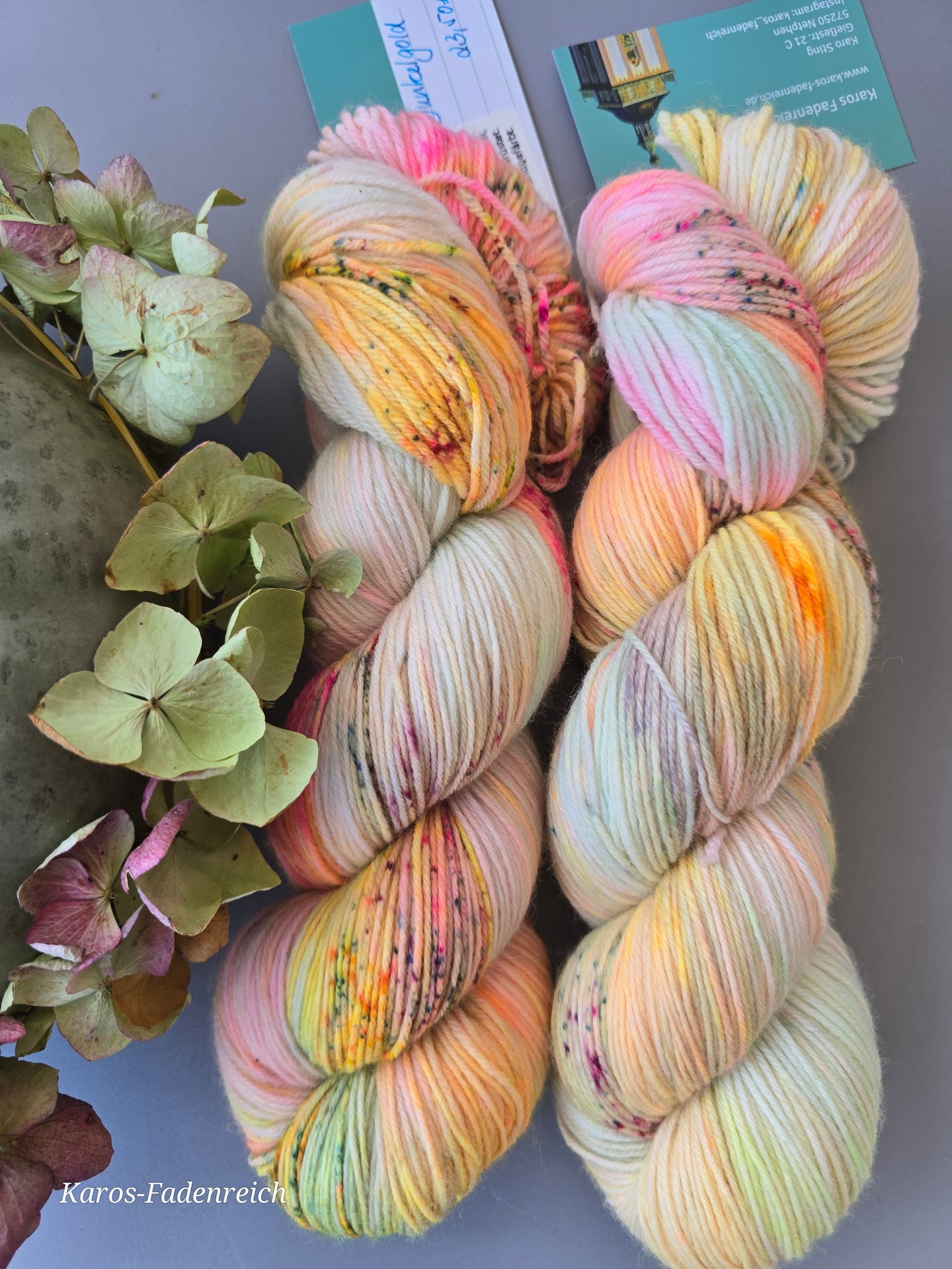 Dunkelgold Oasis400 Velvet Touch, Fingering weight,100 Gramm, 400 Meter, mit Liebe handgefärbt.