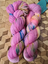 Lade das Bild in den Galerie-Viewer, Zauberbrause, Velvet Touch, Fingering weight,100 Gramm, 400 Meter, mit Liebe handgefärbt.
