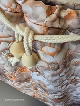 Lade das Bild in den Galerie-Viewer, Große Karo Bag, mit viel Liebe handgenäht, Modell White Flower

