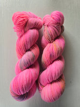 Lade das Bild in den Galerie-Viewer, Kariba Set Velvet Touch, Fingering weight,200 Gramm, 800 Meter, mit Liebe handgefärbt. FARBE: rosa pink Farbe ist viel mehr rosa!
