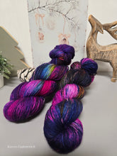 Lade das Bild in den Galerie-Viewer, Weihnachten, Christkindl's Zauber 2025 Oasis400 Velvet Touch, Fingering weight,100 Gramm, 400 Meter, mit Liebe handgefärbt.

